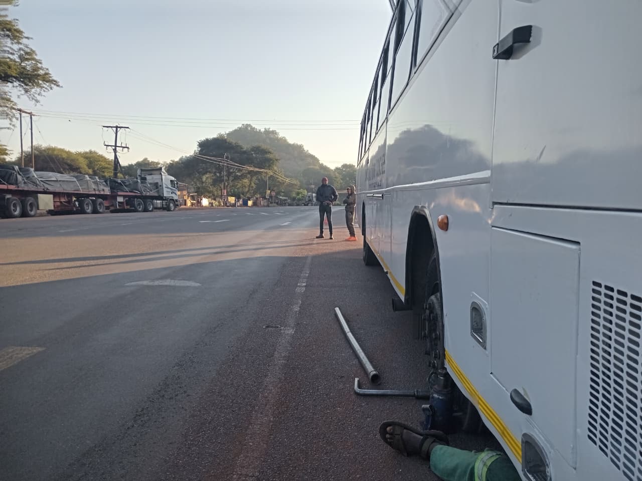Roadside tyre assistance for a bus